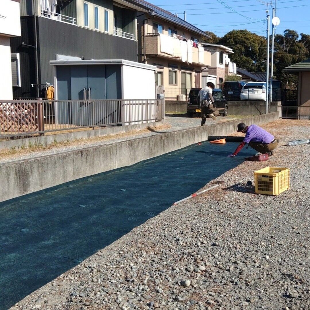 磐田市において、ダイレイ造園は防草シートの施工を無事に完了し